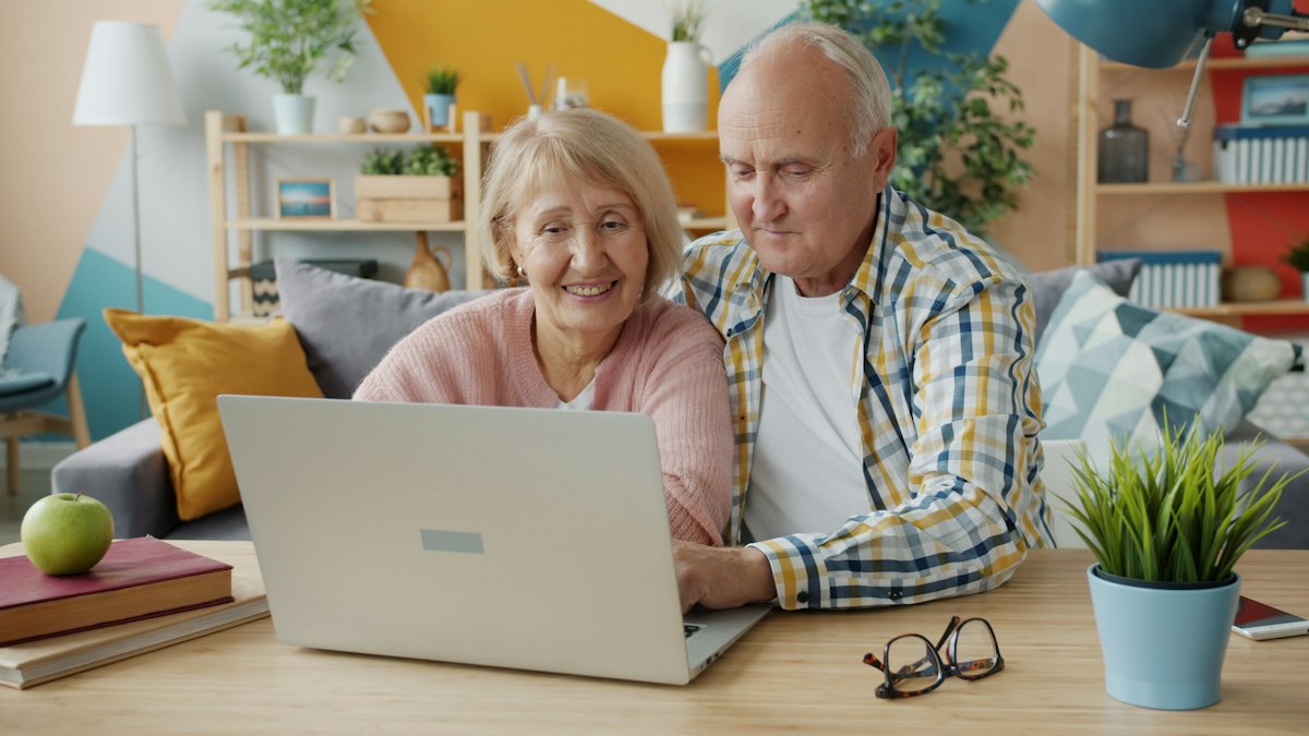 Un couple souriant consulte sa réponse de crédit