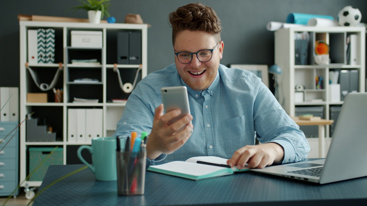 Un client découvre sa réponse de crédit sur son téléphone