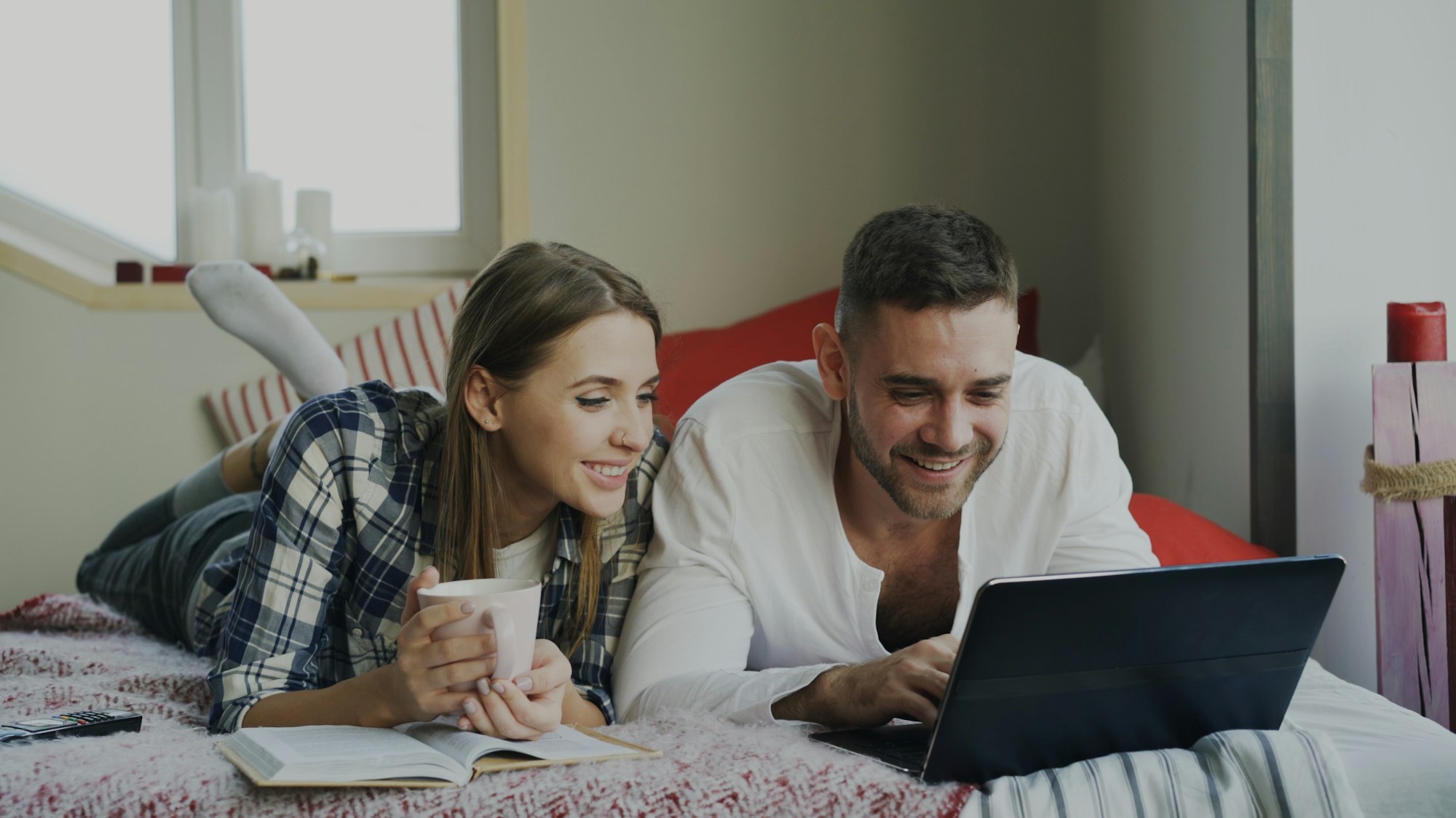 Un couple simule son crédit sur un ordinateur portable